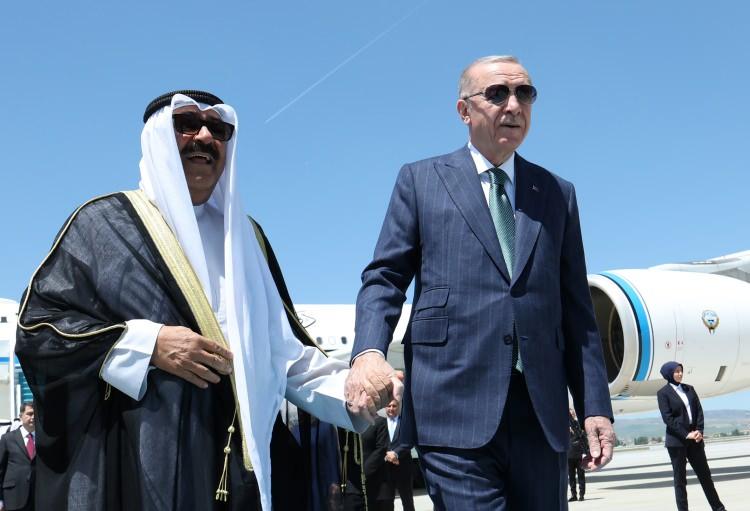 <p>Ticaret, savunma sanayisi, turizm ve yatırım konularında çok boyutlu işbirliği mekanizmalarına sahip iki ülke arasında bölgesel meselelerde barış ve istikrarın korunmasına yönelik görüş ve vizyon birliği bulunuyor.</p>