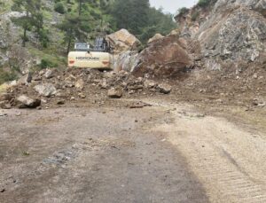 Dev kayalar yolu ulaşıma kapattı