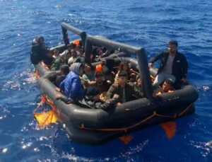 Dikili açıklarında 60 düzensiz göçmen kurtarıldı