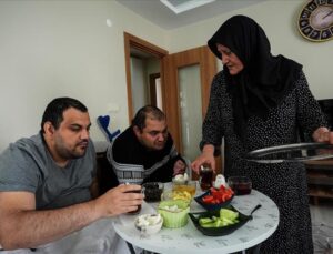 Engelli iki oğluna yıllardır şefkatle bakıyor