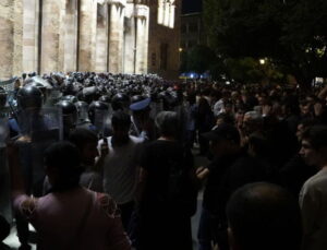 Ermenistan'da kilisenin mitinginde Paşinyan'a istifa çağrısı