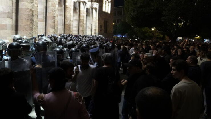 Ermenistan'da kilisenin mitinginde Paşinyan'a istifa çağrısı