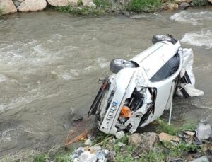 Erzincan’da otomobil dereye devrildi: 1 ölü, 1 yaralı