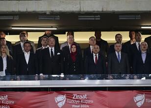 Finalde protokol tribününde tartışma!