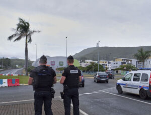 Fransa'ya bağlı Yeni Kaledonya özerk bölgesinde şiddet olayları: OHAL ilan edildi, asker sevk edilecek