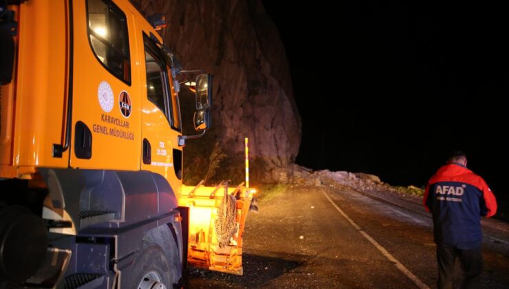 Hakkari-Çukurca kara yolu dağdan düşen kaya parçaları nedeniyle kapandı