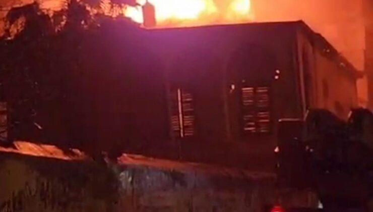 Hatay’da 200 yıllık tarihi bina çıkan yangında kül oldu