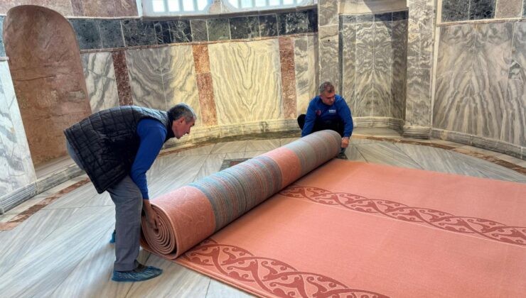 İbadete açılan Kariye Camii’nin halısı Demirci’de dokundu