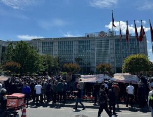 İETT’ye bağlı özel halk otobüsü sahiplerinden İBB binası önünde protesto gösterisi