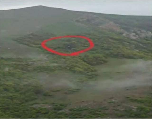 <p>Dün öğle saatlerinde Reisi'nin helikopterinin yoğun sis nedeniyle sert iniş yaptığı ve ekiplerin helikoptere ulaşmaya çalıştığı duyurulmuştu. Bu sabah 07.00'de İranlı yetkililer tarafından yapılan resmi açıklamaya göre İran Cumhurbaşkanı Reisi ve İran Dışişleri Bakanı hayatını kaybetti.</p><p> </p>