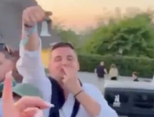 Irkçı slogan Almanya'da gündemi sarstı