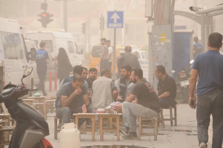 <p>İstanbul Valiliği'nden gelen açıklamada ise, 'Cuma günü İstanbul’da görülmesi beklenen toz taşınımının pazar sabah saatlerinde sona ereceği tahmin ediliyor. Hava kalitesinde azalma, görüş mesafesinde düşme gibi olumsuzluklara karşı, Dikkatli ve tedbirli olunmalıdır.' ifadeleri kullanıldı.</p><p> </p>
