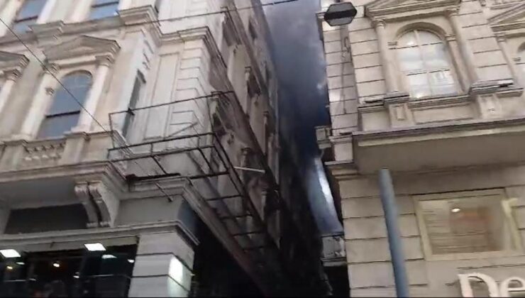 İstiklal Caddesi’nde iş yerinde yangın çıktı