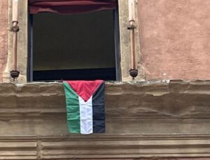 İtalyan belediye başkanı, belediye binasına Filistin bayrağı astı