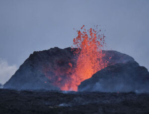 İzlanda'da yanardağ yine patladı: Son altı ayda beşinci!
