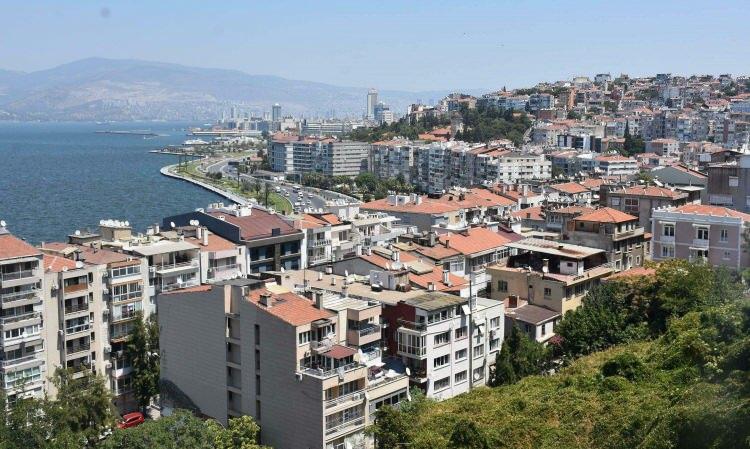 <p>İzmir fayındaki son depremin 1688 yılında meydana geldiğini anlatan Sözbilir, "Yaklaşık 340 yıl geçmiş. O fayın deprem tekrarlama aralığı biraz daha geniş, yaklaşık bin yıla yakın. Dolayısıyla İzmir fayının da yakın bir gelecekte kırılma şansı olmadığını düşünüyorum ama İzmir'deki Tuzla fayı 2 bin yılda bir kırılan bir fay ve 2 bin yıldır kırılmadığını görüyoruz. Dolayısıyla Tuzla fayı açısından İzmir'in deprem tehlikesinin değerlendirilmesi gerekiyor" diye konuştu.</p>
