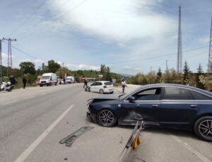 Karabük’te iki otomobil çarpıştı: Yaralılar var!