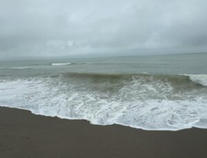 Karadeniz’de fırtına: Dalga boyu 2 metreye ulaştı