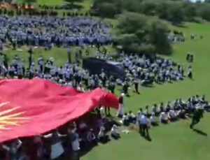 Kırgızistan'da kamyonet yüzlerce öğrencinin arasına daldı