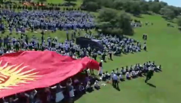 Kırgızistan'da kamyonet yüzlerce öğrencinin arasına daldı