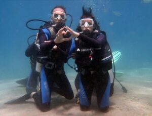 Kız arkadaşına su altında evlenme teklif etti