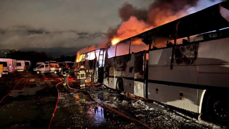 Kocaeli’de açık otoparkta çıkan yangında 14 toplu taşıma aracı yandı