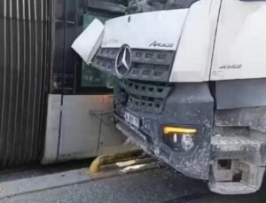 Korkutan kaza! Beton mikseriyle tramvay çarpıştı