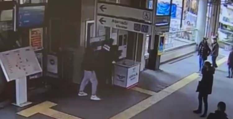 <p>Karadereli'yi hem yüzünden hem sırtından bıçaklayan Akay'ın 11 ayrı suç kaydı olduğu tespit edildi. </p><p> </p>