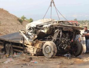 Mersin’de feci kaza! Kamyon hurdaya döndü: 1 kişi hayatını kaybetti