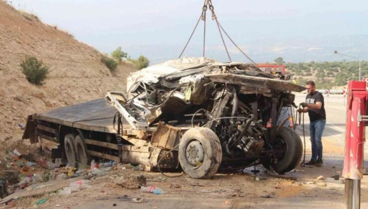Mersin’de feci kaza! Kamyon hurdaya döndü: 1 kişi hayatını kaybetti