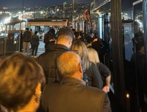 Metrobüsteki arıza nedeniyle yolcular tahliye edildi