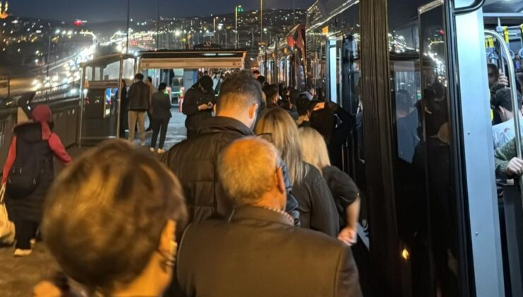 Metrobüsteki arıza nedeniyle yolcular tahliye edildi