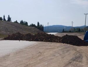 Müteahhit yolu toprakla kapatınca sürücüler evlerine gidemedi