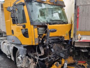 Ortalık savaş alanına döndü: TIR, 5 aracı biçti!