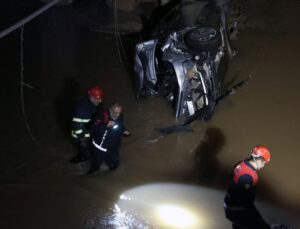 Otomobil Kızılırmak’a uçtu: Camlar kesilerek kurtarıldılar
