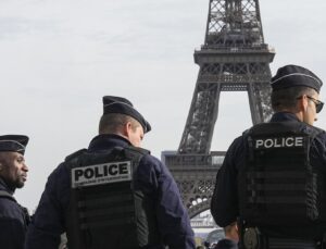 Paris'te bir adam karakolda iki polis memurunu vurdu
