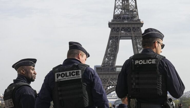 Paris'te bir adam karakolda iki polis memurunu vurdu