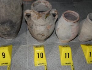 Roma ve Osmanlı dönemine ait 26 küp ele geçirildi