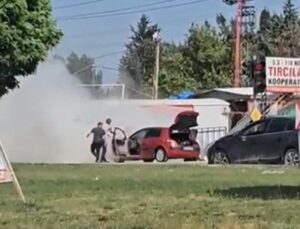 Seyir halindeki otomobil alev aldı