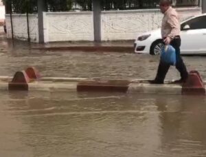 Siirt’te sağanak yağış! Cadde ve sokaklar suyla doldu