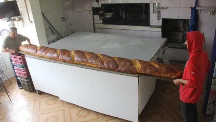 Sivas’ta bir fırıncı 3 metre 80 santimetre uzunluğunda ekmek üretti