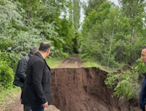 Sivas’ta heyelan: Yol çöktü!