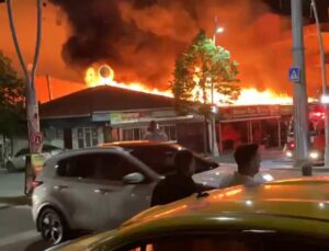 Sultangazi’de korku dolu anlar: 4 iş yerinin olduğu bina alev alev yandı!