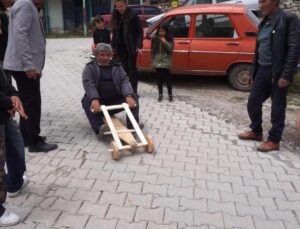 Tahta arabalarla yarış düzenleyip çocukluk eğlencelerini geleneksel hale getiriyorlar
