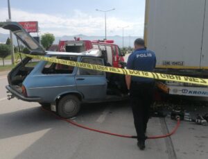 Tokat’ta feci kaza: TIR’a ok gibi saplandı!