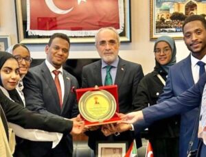 Yalçın Topçu Sudanlı Öğrenciler Derneği başkanı Yousef MOQBIL ve yönetimini kabul etti