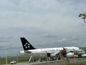 Yolcu uçağının kanadına iniş sırasında kuş çarptı