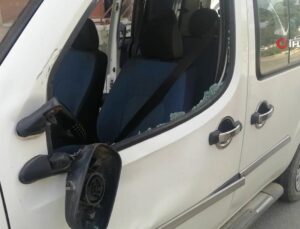 16 yaşındaki ehliyetsiz motosikletli hafif ticari araçla çarpıştı: 1 yaralı