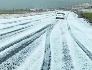 Ardahan’da dolu yağdı: Yollar beyaza büründü