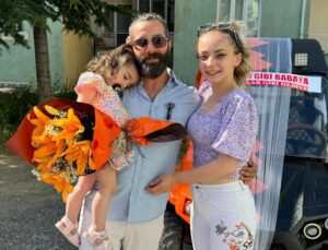 Babalar Günü’nde eşine kendi ürettiği aracı hediye etti